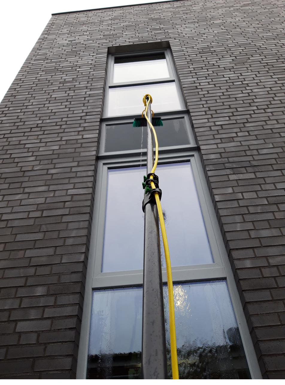 Fensterreinigung Münster – Glasreinigung mit Teleskopstange am Gebäude